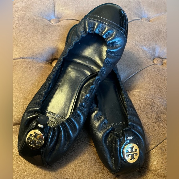 Tory Burch Abbey Black Leather Patent Metallic Toe Logo Ballet Flats, 7.5 - Picture 4 of 6